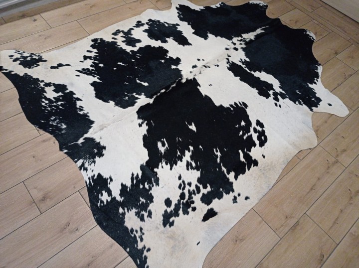 Naturalna skóra bydlęca 210x175 cm rozłożona w dużym salonie - ŁACIATA - dekoracyjneskory.pl