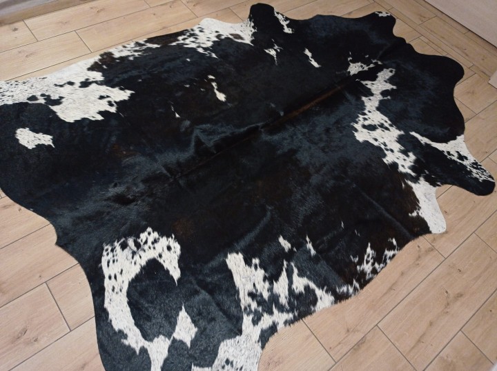 Naturalna skóra bydlęca 220x185 cm rozłożona w dużym salonie - ŁACIATA - dekoracyjneskory.pl
