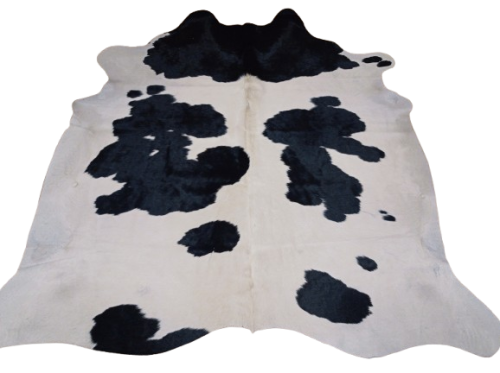 Naturalna skóra bydlęca 205x190 cm rozłożona w dużym salonie -ŁACIATA - dekoracyjneskory.pl