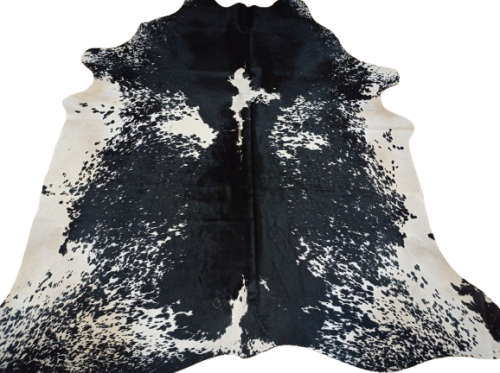 Ogromna czarno-kremowa skóra bydlęca 235x215 cm rozłożona w dużym salonie - wzór łaciata XXL - dekoracyjneskory.pl