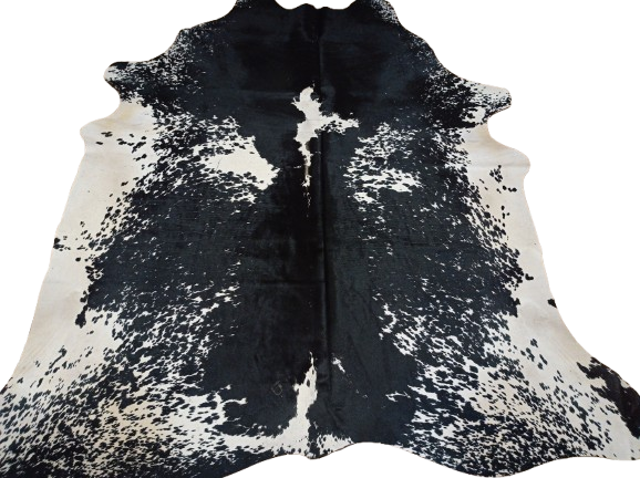 Ogromna czarno-kremowa skóra bydlęca 235x215 cm rozłożona w dużym salonie - wzór łaciata XXL - dekoracyjneskory.pl