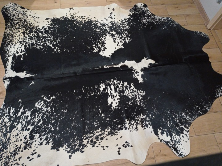Ogromna czarno-kremowa skóra bydlęca 235x215 cm rozłożona w dużym salonie - wzór łaciata XXL - dekoracyjneskory.pl