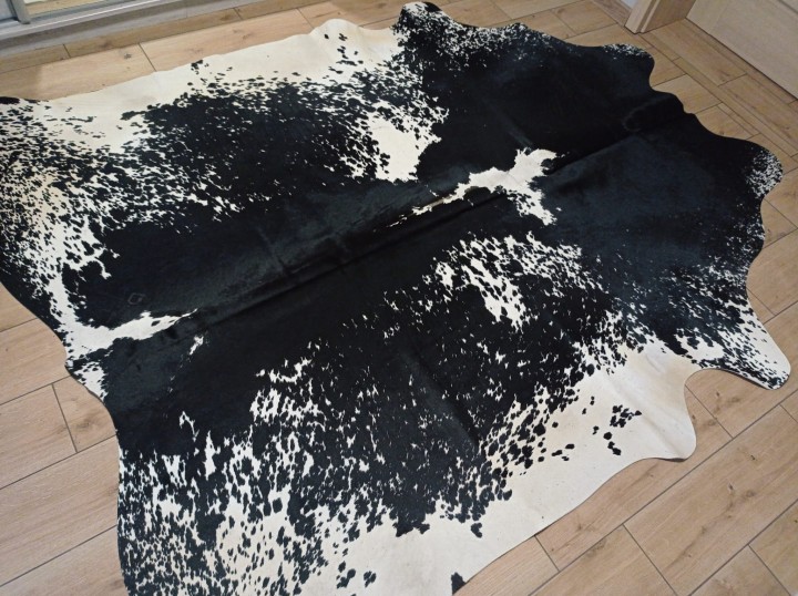 Ogromna czarno-kremowa skóra bydlęca 235x215 cm rozłożona w dużym salonie - wzór łaciata XXL - dekoracyjneskory.pl