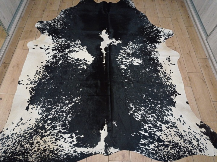 Ogromna czarno-kremowa skóra bydlęca 235x215 cm rozłożona w dużym salonie - wzór łaciata XXL - dekoracyjneskory.pl