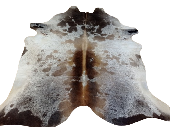 Ogromna  skóra bydlęca 230x210 cm rozłożona w dużym salonie -  ŁACIATA XXL - dekoracyjneskory.pl