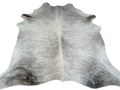 Naturalna skóra bydlęca 210x190 cm rozłożona w dużym salonie  - dekoracyjneskory.pl