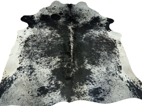 Naturalna skóra bydlęca 240x225 cm rozłożona w dużym salonie  - dekoracyjneskory.pl