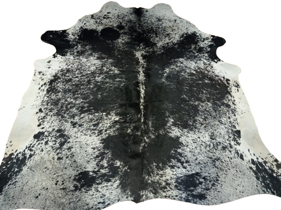 Naturalna skóra bydlęca 240x225 cm rozłożona w dużym salonie  - dekoracyjneskory.pl