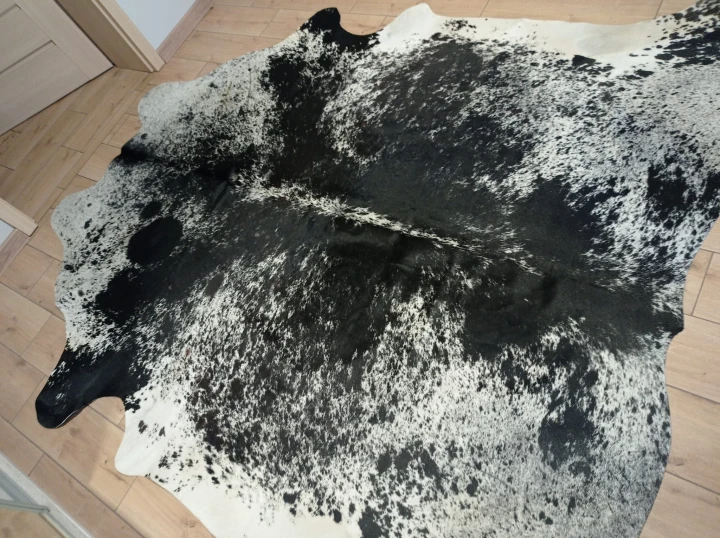 Naturalna skóra bydlęca 240x225 cm rozłożona w dużym salonie  - dekoracyjneskory.pl