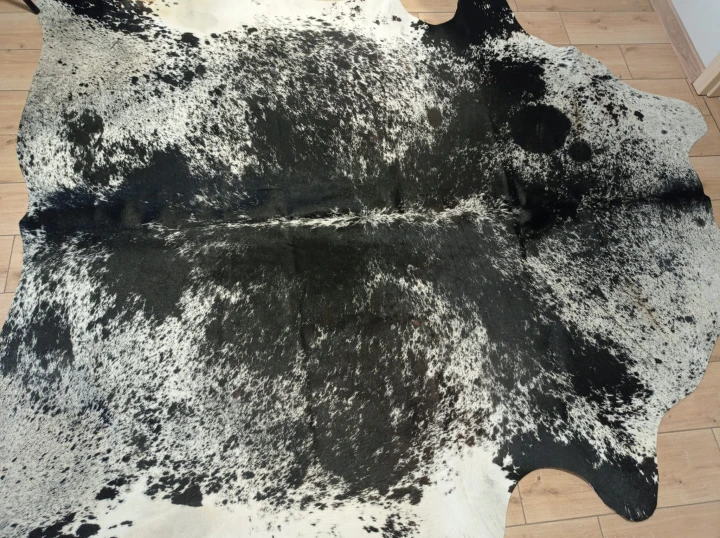 Naturalna skóra bydlęca 240x225 cm rozłożona w dużym salonie  - dekoracyjneskory.pl