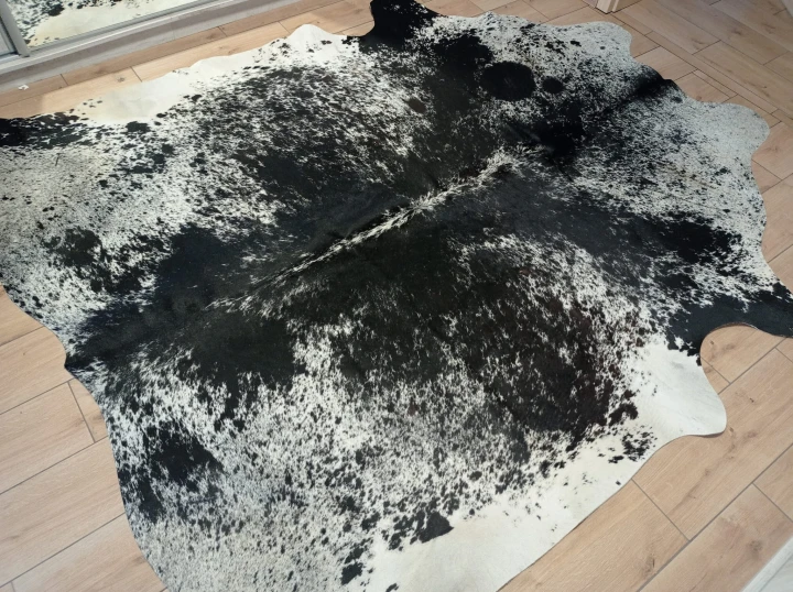 Naturalna skóra bydlęca 240x225 cm rozłożona w dużym salonie  - dekoracyjneskory.pl