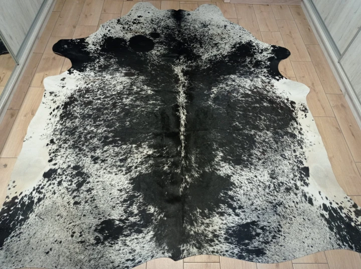 Naturalna skóra bydlęca 240x225 cm rozłożona w dużym salonie  - dekoracyjneskory.pl