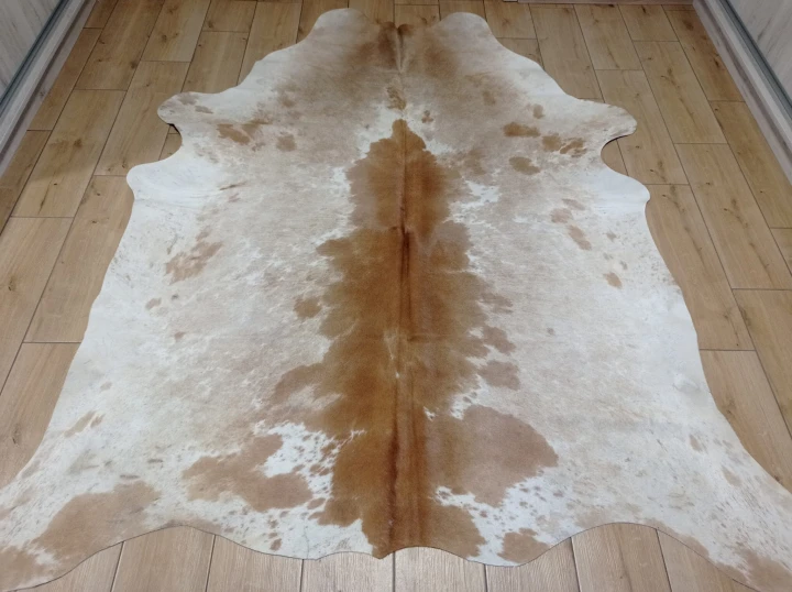 Naturalna skóra bydlęca 210x190 cm rozłożona w dużym salonie  - dekoracyjneskory.pl