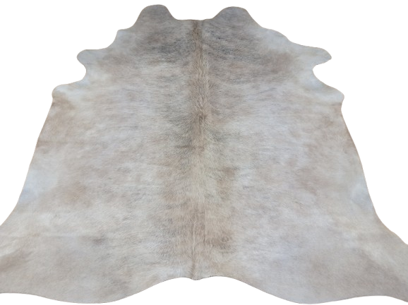 Naturalna skóra bydlęca 200x195 cm rozłożona w dużym salonie  - dekoracyjneskory.pl