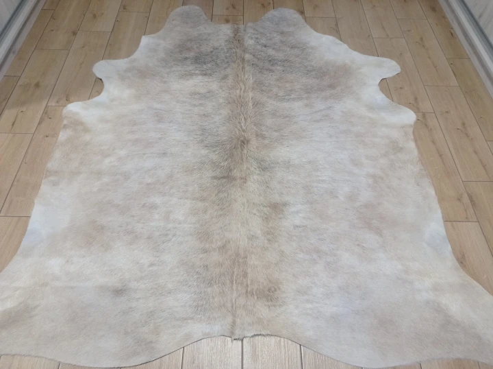 Naturalna skóra bydlęca 200x195 cm rozłożona w dużym salonie  - dekoracyjneskory.pl