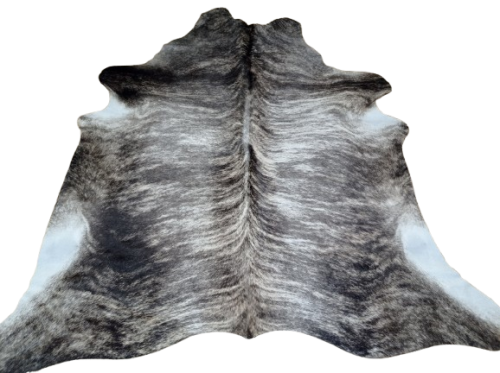 Naturalna skóra bydlęca 195x190 cm rozłożona w dużym salonie  - dekoracyjneskory.pl