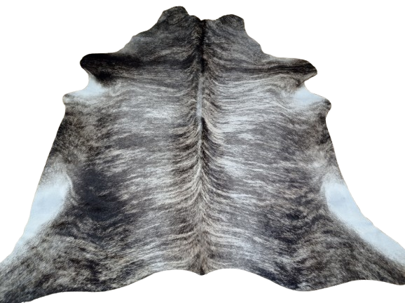 Naturalna skóra bydlęca 195x190 cm rozłożona w dużym salonie  - dekoracyjneskory.pl