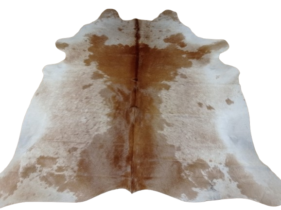 Naturalna skóra bydlęca 195x195 cm rozłożona w dużym salonie  - dekoracyjneskory.pl