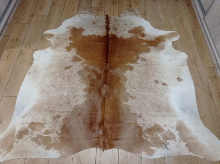 Naturalna skóra bydlęca 195x195 cm rozłożona w dużym salonie  - dekoracyjneskory.pl