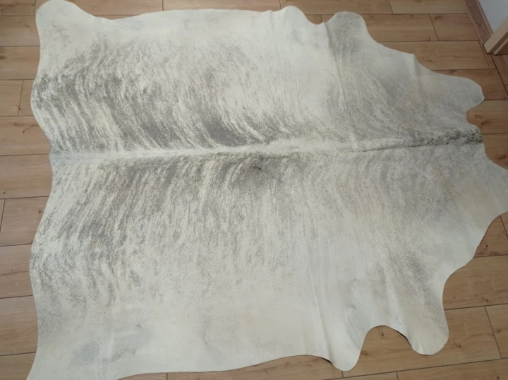 Naturalna skóra bydlęca 205x185 cm rozłożona w dużym salonie  - dekoracyjneskory.pl