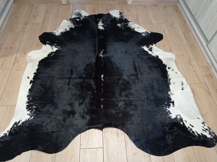 Naturalna skóra bydlęca 200x190 cm rozłożona w dużym salonie  - dekoracyjneskory.pl