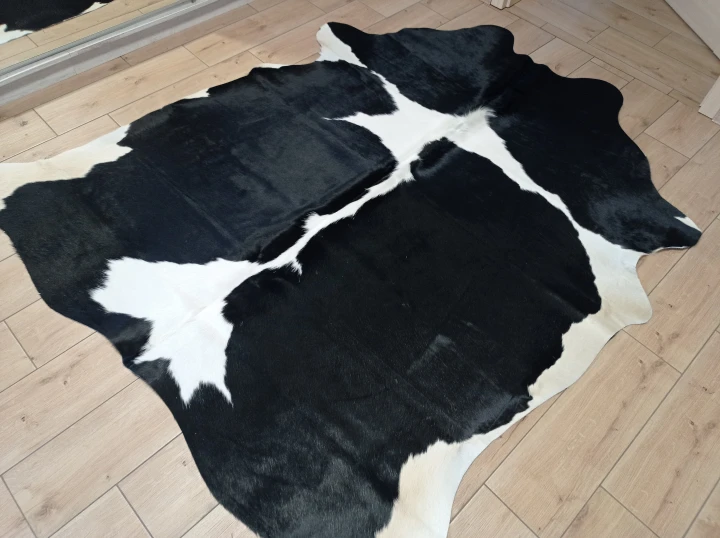 Naturalna skóra bydlęca 200x180 cm rozłożona w dużym salonie  - dekoracyjneskory.pl