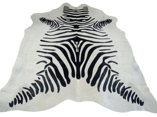 Naturalna skóra bydlęca ZEBRA 220x185 cm rozłożona w dużym salonie  - dekoracyjneskory.pl