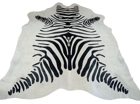 Naturalna skóra bydlęca ZEBRA 220x185 cm rozłożona w dużym salonie  - dekoracyjneskory.pl