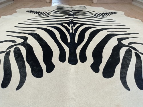 Naturalna skóra bydlęca ZEBRA 220x185 cm rozłożona w dużym salonie  zbliżenie na lśniącą sierść - dekoracyjneskory.pl
