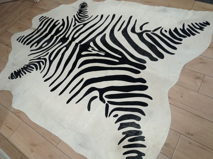 Naturalna skóra bydlęca ZEBRA 220x185 cm rozłożona w dużym salonie  - dekoracyjneskory.pl