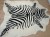 Naturalna skóra bydlęca ZEBRA 220x185 cm rozłożona w dużym salonie  - dekoracyjneskory.pl