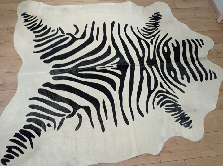 Naturalna skóra bydlęca ZEBRA 220x185 cm rozłożona w dużym salonie  - dekoracyjneskory.pl
