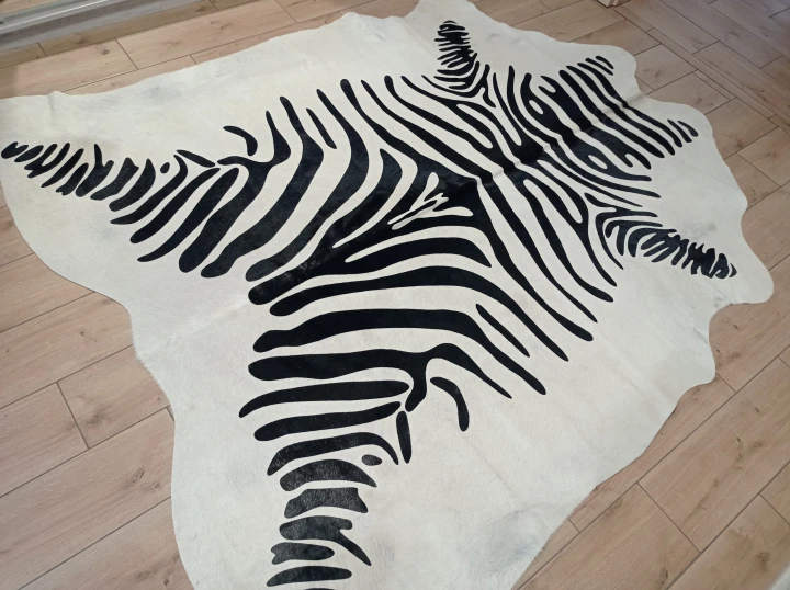 Naturalna skóra bydlęca ZEBRA 220x185 cm rozłożona w dużym salonie  - dekoracyjneskory.pl