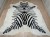 Naturalna skóra bydlęca ZEBRA 220x185 cm rozłożona w dużym salonie  - dekoracyjneskory.pl