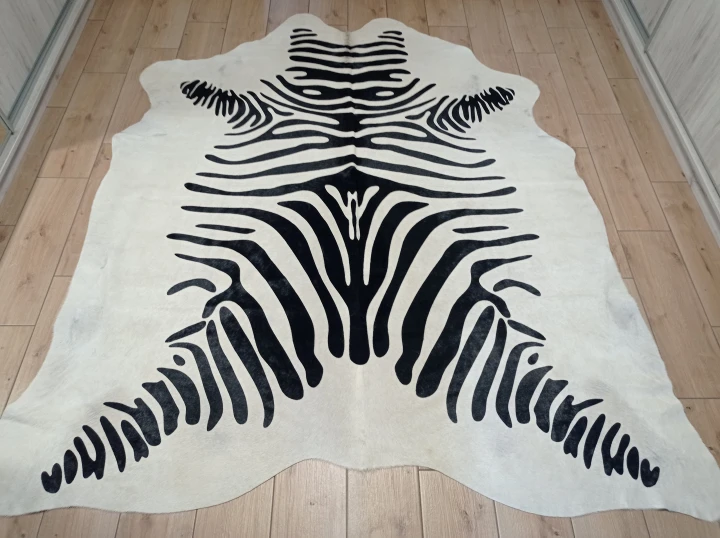 Naturalna skóra bydlęca ZEBRA 220x185 cm rozłożona w dużym salonie  - dekoracyjneskory.pl