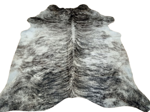 Naturalna skóra bydlęca 230x205 cm rozłożona w dużym salonie  - dekoracyjneskory.pl