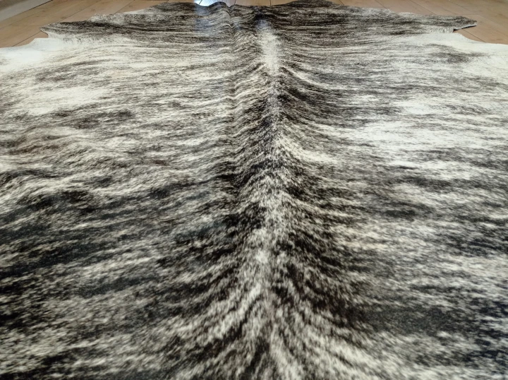 Naturalna skóra bydlęca TYGRYS 230x205 cm rozłożona w dużym salonie  - zbliżenie na lśniący włos - dekoracyjneskory.pl