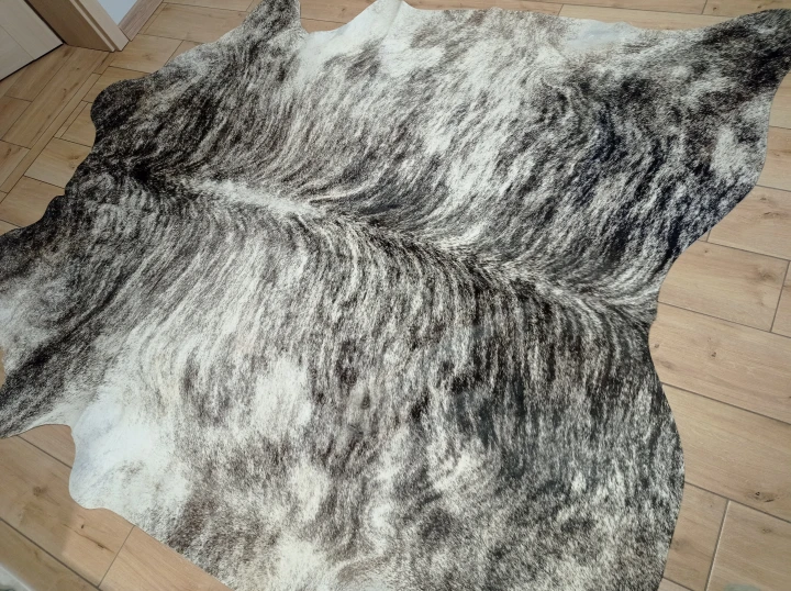 Naturalna skóra bydlęca 230x205 cm rozłożona w dużym salonie  - dekoracyjneskory.pl