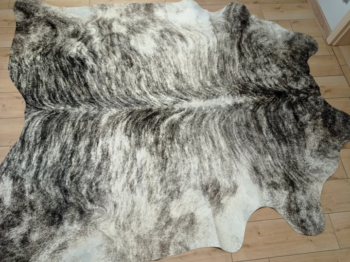 Naturalna skóra bydlęca 230x205 cm rozłożona w dużym salonie  - dekoracyjneskory.pl