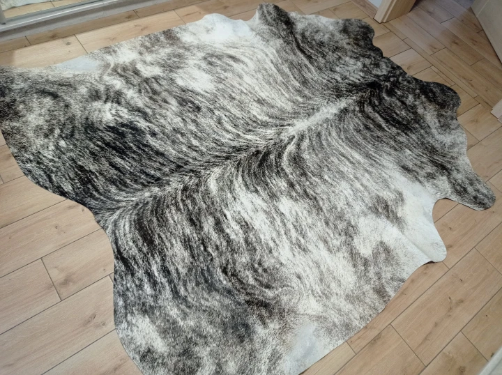 Naturalna skóra bydlęca 230x205 cm rozłożona w dużym salonie  - dekoracyjneskory.pl