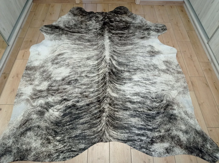 Naturalna skóra bydlęca TYGRYS 230x205 cm rozłożona w dużym salonie  - dekoracyjneskory.pl