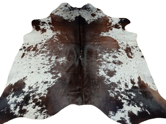 Naturalna skóra bydlęca ŁACIATA 195x195 cm rozłożona w dużym salonie  - dekoracyjneskory.pl