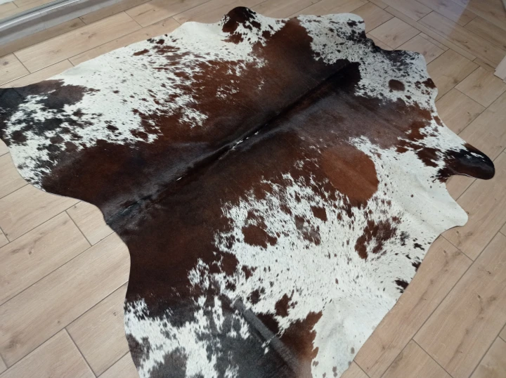 Naturalna skóra bydlęca ŁACIATA 195x195 cm rozłożona w dużym salonie  - dekoracyjneskory.pl