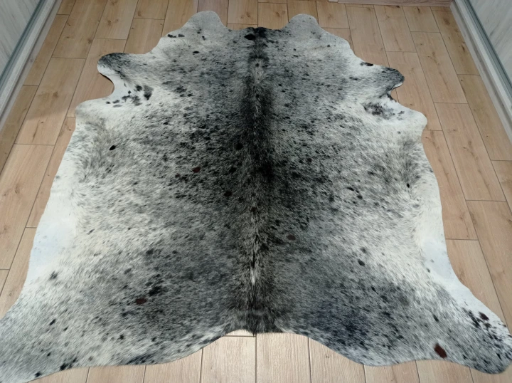 Naturalna skóra bydlęca SZARA 205x190 cm rozłożona w dużym salonie  - dekoracyjneskory.pl
