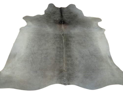 Naturalna skóra bydlęca 235x220 cm rozłożona w dużym salonie  - dekoracyjneskory.pl