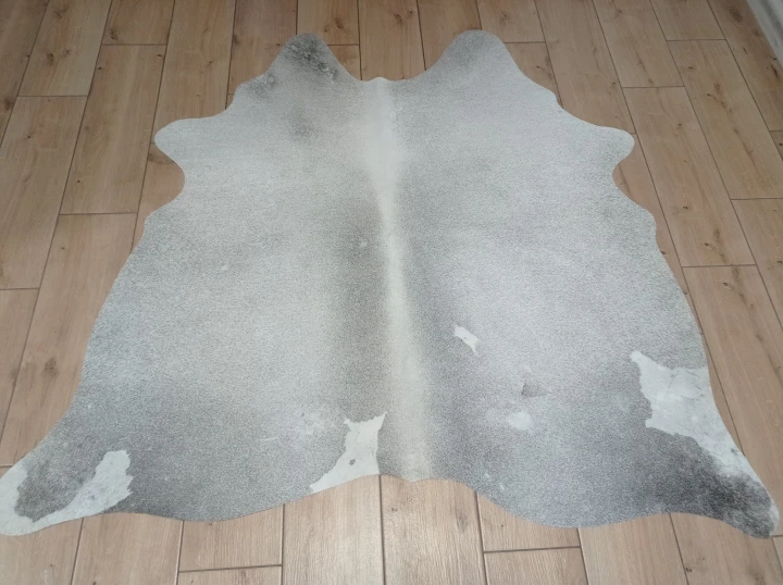Naturalna skóra bydlęca SZARA 145x150 cm rozłożona w dużym salonie  - dekoracyjneskory.pl