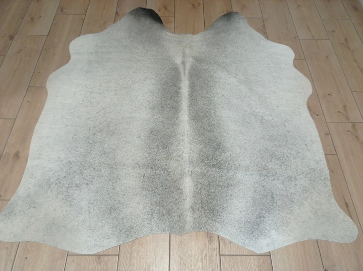 Naturalna skóra bydlęca SZARA 145x140 cm rozłożona w dużym salonie  - dekoracyjneskory.pl