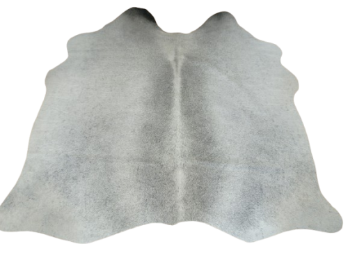 Naturalna skóra bydlęca SZARA 145x140 cm rozłożona w dużym salonie  - dekoracyjneskory.pl