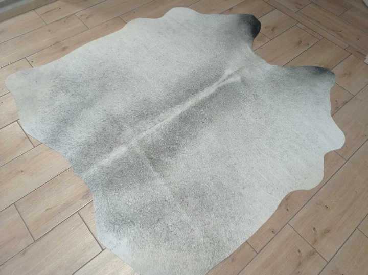 Naturalna skóra bydlęca SZARA 145x140 cm rozłożona w dużym salonie  - dekoracyjneskory.pl