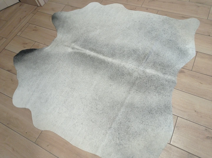 Naturalna skóra bydlęca SZARA 145x140 cm rozłożona w dużym salonie  - dekoracyjneskory.pl